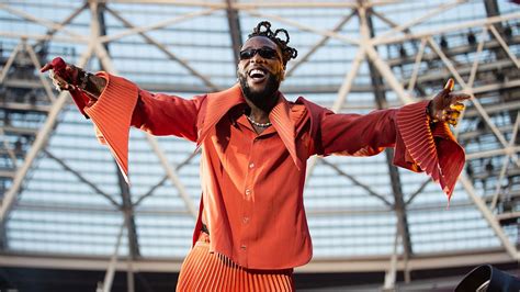 Afrobeats na Żywo: Burna Boy Wyrzuca Mikrofon i Opowiada o Naijeryjskiej Duszowności!